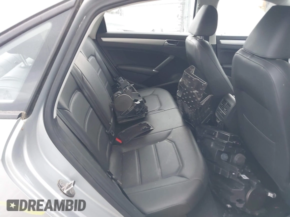 2019 Volkswagen Passat Wolfsburg Edition z VIN 1VWLA7A30KC002809, wystawiony jako IAAI lot #42341311 z przebiegiem 31 181 mil mil oraz . Historia ofert i sprzedaży dostępna na DreamBid. Obrazek 8.
