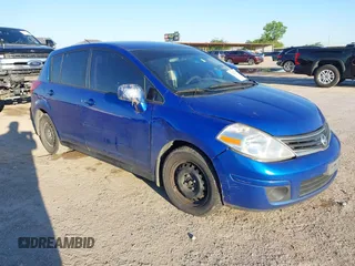 2011 Nissan Versa S z VIN 3N1BC1CP9BL398106, wystawiony jako IAAI lot #42227356 z przebiegiem 172 237 mil mil oraz . Historia ofert i sprzedaży dostępna na DreamBid. Obrazek 1.