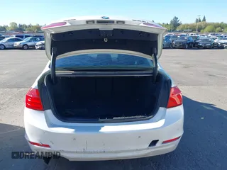 2015 BMW 3 Series 328i xDrive z VIN WBA3B5G58FNS13423, wystawiony jako IAAI lot #42050878 z przebiegiem 82 235 mil mil oraz . Historia ofert i sprzedaży dostępna na DreamBid. Obrazek 17.