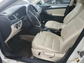 2013 Volkswagen Jetta SE z VIN 3VWBX7AJXDM432714, wystawiony jako Copart lot #61093845 z przebiegiem 69 098 mil mil oraz Czysty tytuł • Clean title. Historia ofert i sprzedaży dostępna na DreamBid. Obrazek 7.