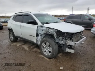 2022 Jeep Compass Latitude with VIN 3C4NJCBB4NT198580, listed as a Copart auction lot 48147765 with 81,562 mi miles and Salvage title. Bid and sale history available at DreamBid. Image 4.