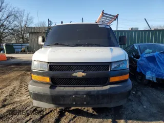 2018 Chevrolet Express Cargo Van with VIN 1GCWGAFG1J1176566, listed as a Copart auction lot 43600135 with 195,553 mi miles and Clean Title. Bid and sale history available at carsss.com. Image 5.