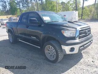 2013 Toyota Tundra z VIN 5TFRM5F17DX061660, wystawiony jako IAAI lot #42068788 z przebiegiem 270 010 mil mil oraz . Historia ofert i sprzedaży dostępna na DreamBid. Obrazek 1.