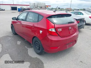 2014 Hyundai Accent SE z VIN KMHCU5AE7EU145704, wystawiony jako IAAI lot #42357042 z przebiegiem 96 773 mil mil oraz . Historia ofert i sprzedaży dostępna na DreamBid. Obrazek 3.