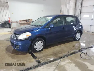 2008 Nissan Versa S z VIN 3N1BC13E48L460731, wystawiony jako Copart lot #60902415 z przebiegiem 110 751 mil mil oraz Szkoda całkowita • Salvage title. Historia ofert i sprzedaży dostępna na DreamBid. Obrazek 1.