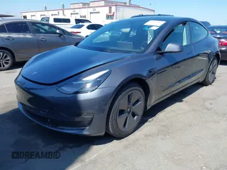2023 Tesla Model 3 z VIN 5YJ3E1EAXPF710024, wystawiony jako IAAI lot #41228608 z przebiegiem 10 481 mil mil oraz . Historia ofert i sprzedaży dostępna na DreamBid. Obrazek 2.