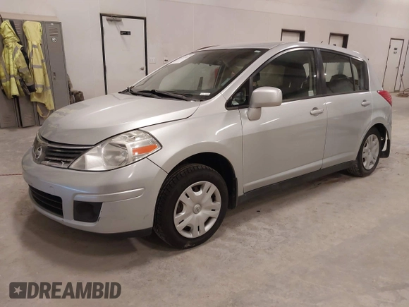 2010 Nissan Versa S z VIN 3N1BC1CP9AL363631, wystawiony jako IAAI lot #41987554 z przebiegiem 133 921 mil mil oraz . Historia ofert i sprzedaży dostępna na DreamBid. Obrazek 17.