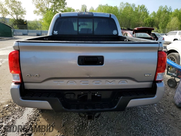 2017 Toyota Tacoma SR5 z VIN 5TFCZ5AN5HX121765, wystawiony jako Copart lot #53449835 z przebiegiem 115 980 mil mil oraz Szkoda całkowita • Salvage title. Historia ofert i sprzedaży dostępna na DreamBid. Obrazek 6.