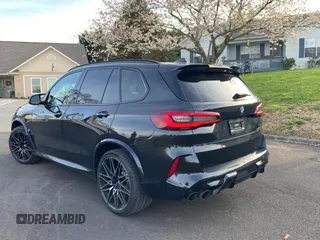 2021 BMW X5 M z VIN 5YMJU0C08M9E55307, wystawiony jako Copart lot #45422103 z przebiegiem 36 583 mil mil oraz . Historia ofert i sprzedaży dostępna na DreamBid. Obrazek 3.