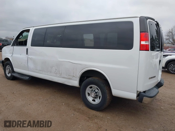 2020 Chevrolet Express Passenger LT z VIN 1GAZGPFG4L1121251, wystawiony jako IAAI lot #41306415 z przebiegiem 77 060 mil mil oraz . Historia ofert i sprzedaży dostępna na DreamBid. Obrazek 3.