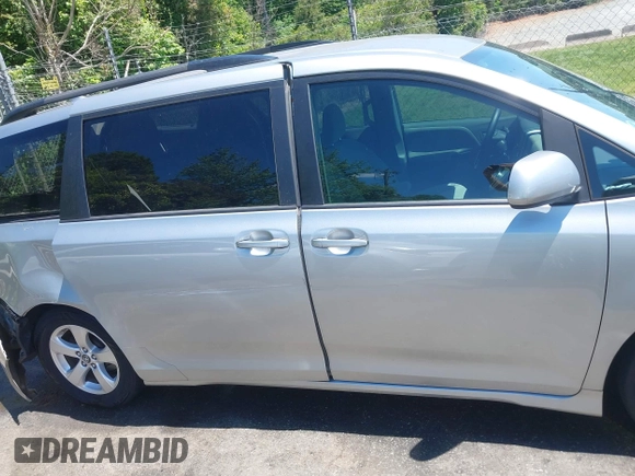 2020 Toyota Sienna LE Auto Access Seat с VIN 5TDKZ3DC3LS053328, выставлен на аукционе IAAI как лот 42184135 с пробегом 65 300 миль миль и . История ставок и продаж доступна на DreamBid. Изображение 13.