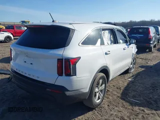 2022 Kia Sorento LX z VIN 5XYRGDLC7NG148891, wystawiony jako IAAI lot #41781953 z przebiegiem 58 100 mil mil oraz . Historia ofert i sprzedaży dostępna na DreamBid. Obrazek 4.
