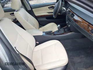 2011 BMW 3 Series 328i xDrive z VIN WBAPK5C58BA660052, wystawiony jako IAAI lot #42661491 z przebiegiem Nie podano mil oraz . Historia ofert i sprzedaży dostępna na DreamBid. Obrazek 5.