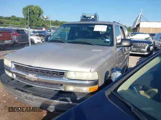 2004 Chevrolet Suburban LT with VIN 1GNEC16T84R125633, listed as a IAAI auction lot 42564242 with 328,946 mi miles and . Bid and sale history available at DreamBid. Image 2.
