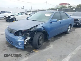 2004 Toyota Camry LE z VIN 4T1BE32K44U832767, wystawiony jako IAAI lot #42041228 z przebiegiem 185 778 mil mil oraz . Historia ofert i sprzedaży dostępna na DreamBid. Obrazek 2.