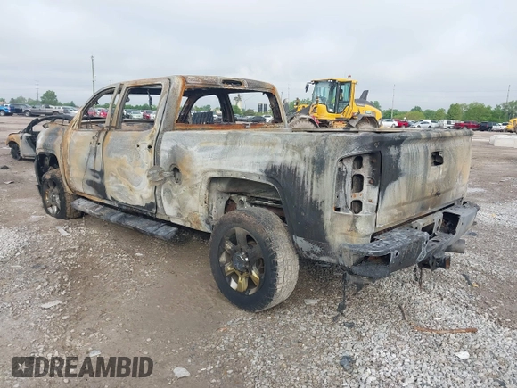 2018 GMC Sierra 2500HD Denali z VIN 1GT12UEY7JF156121, wystawiony jako IAAI lot #42248800 z przebiegiem Nie podano mil oraz . Historia ofert i sprzedaży dostępna na DreamBid. Obrazek 3.