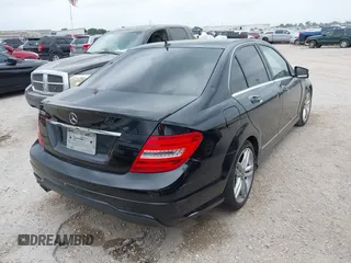 2013 Mercedes-Benz C 250 Sport z VIN WDDGF4HB0DR296803, wystawiony jako IAAI lot #42286512 z przebiegiem 219 384 mil mil oraz . Historia ofert i sprzedaży dostępna na DreamBid. Obrazek 4.