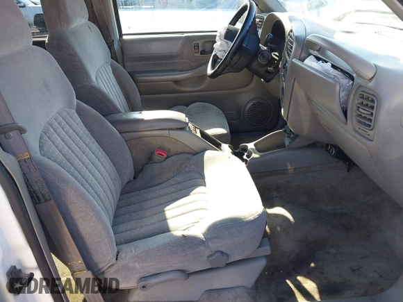 2001 Chevrolet Blazer LT z VIN 1GNCS13W712122865, wystawiony jako IAAI lot #41997035 z przebiegiem 161 862 mil mil oraz . Historia ofert i sprzedaży dostępna na DreamBid. Obrazek 5.