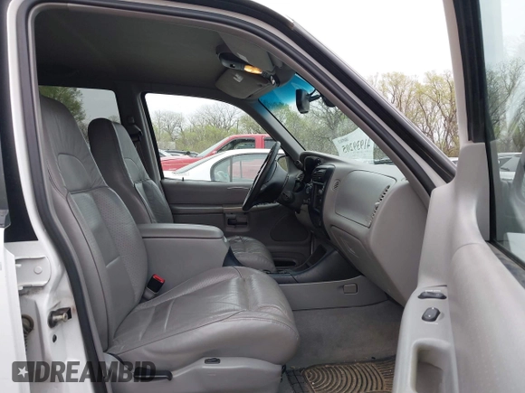 1998 Ford Explorer XL z VIN 1FMZU34E0WZB57112, wystawiony jako IAAI lot #41939205 z przebiegiem 171 982 mil mil oraz . Historia ofert i sprzedaży dostępna na DreamBid. Obrazek 5.