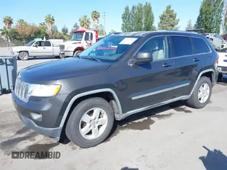 2011 Jeep Grand Cherokee Laredo z VIN 1J4RR4GG6BC562133, wystawiony jako IAAI lot #42330831 z przebiegiem 168 657 mil mil oraz . Historia ofert i sprzedaży dostępna na DreamBid. Obrazek 2.