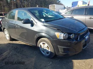 2014 Chevrolet Sonic LS z VIN 1G1JA5SH8E4118159, wystawiony jako IAAI lot #41320011 z przebiegiem 109 911 mil mil oraz . Historia ofert i sprzedaży dostępna na DreamBid. Obrazek 1.