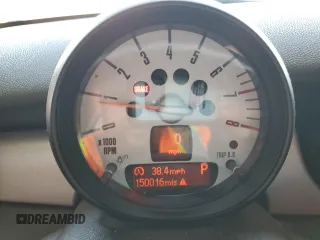 2011 MINI Hardtop z VIN WMWSU3C54BT253827, wystawiony jako Copart lot #57712835 z przebiegiem 150 016 mil mil oraz Czysty tytuł • Clean title. Historia ofert i sprzedaży dostępna na DreamBid. Obrazek 9.