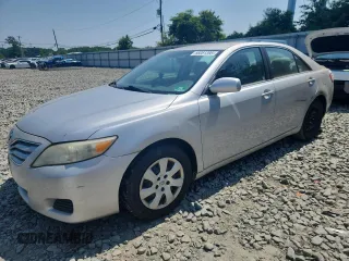 2011 Toyota Camry LE z VIN 4T1BF3EK7BU599280, wystawiony jako Copart lot #66081395 z przebiegiem 214 385 mil mil oraz Czysty tytuł • Clean title. Historia ofert i sprzedaży dostępna na DreamBid. Obrazek 1.