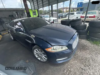 2013 Jaguar XJ z VIN SAJWA1C73D8V44829, wystawiony jako Copart lot #59194045 z przebiegiem 87 083 mil mil oraz Czysty tytuł • Clean title. Historia ofert i sprzedaży dostępna na DreamBid. Obrazek 1.