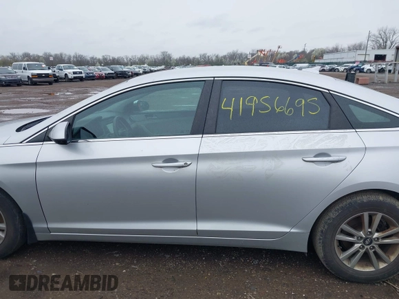 2016 Hyundai Sonata SE z VIN 5NPE24AF2GH392177, wystawiony jako IAAI lot #41956695 z przebiegiem 108 840 mil mil oraz . Historia ofert i sprzedaży dostępna na DreamBid. Obrazek 14.