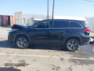 2018 Toyota Highlander LE z VIN 5TDZZRFH3JS252287, wystawiony jako IAAI lot #42216207 z przebiegiem 104 340 mil mil oraz . Historia ofert i sprzedaży dostępna na DreamBid. Obrazek 14.