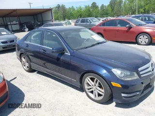 2013 Mercedes-Benz C 300 Sport z VIN WDDGF8AB7DR278526, wystawiony jako IAAI lot #42071055 z przebiegiem 120 986 mil mil oraz . Historia ofert i sprzedaży dostępna na DreamBid. Obrazek 1.