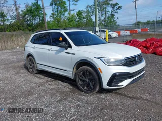 2023 Volkswagen Tiguan SE R-Line Black z VIN 3VVCB7AX9PM042025, wystawiony jako IAAI lot #41913943 z przebiegiem 114 097 mil mil oraz . Historia ofert i sprzedaży dostępna na DreamBid. Obrazek 1.