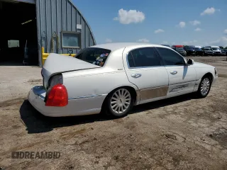 2003 Lincoln Town Car Signature z VIN 1LNHM82W43Y618527, wystawiony jako Copart lot #56135055 z przebiegiem 135 847 mil mil oraz Szkody całkowita. Historia ofert i sprzedaży dostępna na DreamBid. Obrazek 3.