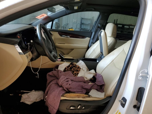 2017 Cadillac XT5 Luxury FWD z VIN 1GYKNBRS3HZ133587, wystawiony jako Copart lot #53570065 z przebiegiem 98 181 mil mil oraz Tytuł czysty. Historia ofert i sprzedaży dostępna na DreamBid. Obrazek 7.