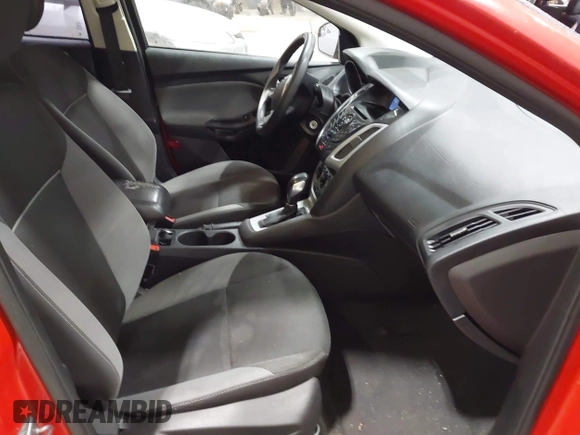 2014 Ford Focus SE z VIN 1FADP3K26EL248634, wystawiony jako IAAI lot #42379553 z przebiegiem 136 265 mil mil oraz . Historia ofert i sprzedaży dostępna na DreamBid. Obrazek 5.