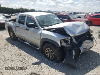 2006 Mitsubishi Raider Duro Cross z VIN 1Z7HC38NX6S538041, wystawiony jako Copart lot #71768954 z przebiegiem 162 004 mil mil oraz Szkody całkowita. Historia ofert i sprzedaży dostępna na DreamBid. Obrazek 4.