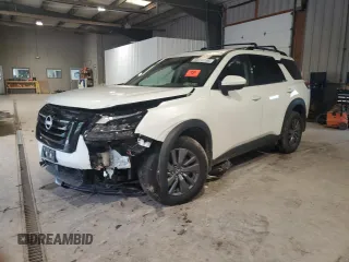 2023 Nissan Pathfinder SV z VIN 5N1DR3BD1PC261313, wystawiony jako Copart lot #55912155 z przebiegiem 13 527 mil mil oraz Szkody całkowita. Historia ofert i sprzedaży dostępna na DreamBid. Obrazek 1.