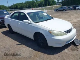 2005 Toyota Camry STD z VIN 4T1BE32K05U565192, wystawiony jako IAAI lot #42299415 z przebiegiem 339 703 mil mil oraz . Historia ofert i sprzedaży dostępna na DreamBid. Obrazek 1.