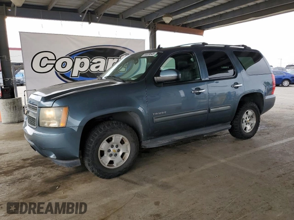 2010 Chevrolet Tahoe LT z VIN 1GNUKBE09AR257856, wystawiony jako Copart lot #55320645 z przebiegiem 225 943 mil mil oraz Czysty tytuł • Clean title. Historia ofert i sprzedaży dostępna na DreamBid. Obrazek 1.
