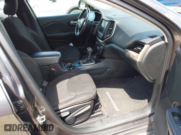 2016 Jeep Cherokee Latitude z VIN 1C4PJMCB9GW293047, wystawiony jako IAAI lot #42325392 z przebiegiem 127 706 mil mil oraz . Historia ofert i sprzedaży dostępna na DreamBid. Obrazek 5.