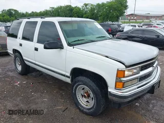 1997 Chevrolet Tahoe z VIN 1GNEK13R9VJ429405, wystawiony jako IAAI lot #42283519 z przebiegiem 217 577 mil mil oraz . Historia ofert i sprzedaży dostępna na DreamBid. Obrazek 1.