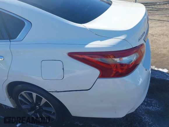 2018 Nissan Altima S with VIN 1N4AL3AP9JC181033, listed as a IAAI auction lot 41400570 with 198,928 mi miles and . Bid and sale history available at carsss.com. Image 20.