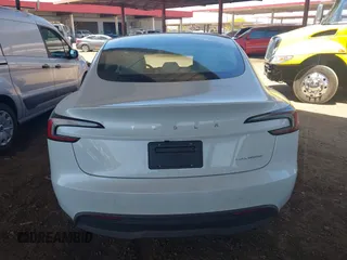 2025 Tesla Model 3 Long Range z VIN 5YJ3E1EB9SF885771, wystawiony jako IAAI lot #42158734 z przebiegiem 3480 mil mil oraz . Historia ofert i sprzedaży dostępna na DreamBid. Obrazek 15.