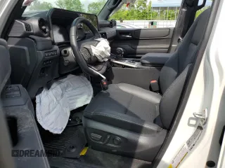 2024 Toyota Land Cruiser z VIN JTEABFAJ9RK004196, wystawiony jako Copart lot #54755695 z przebiegiem Nie podano mil oraz Szkody całkowita. Historia ofert i sprzedaży dostępna na DreamBid. Obrazek 7.