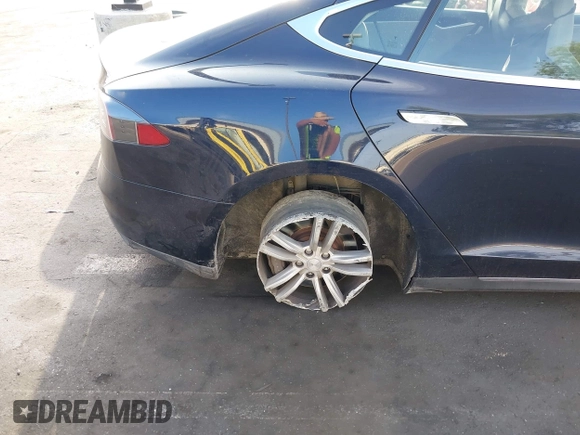2014 Tesla Model S 60 z VIN 5YJSA1H11EFP30596, wystawiony jako IAAI lot #42235901 z przebiegiem 143 837 mil mil oraz . Historia ofert i sprzedaży dostępna na DreamBid. Obrazek 6.