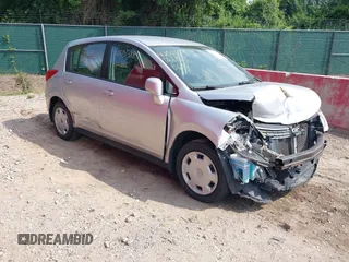 2009 Nissan Versa S z VIN 3N1BC13E79L450941, wystawiony jako IAAI lot #42501388 z przebiegiem 159 733 mil mil oraz . Historia ofert i sprzedaży dostępna na DreamBid. Obrazek 1.