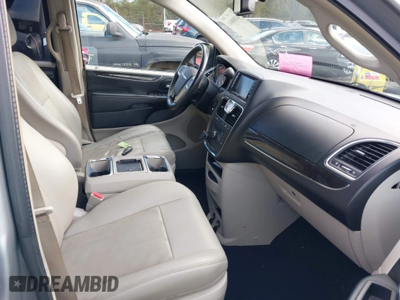 2013 Chrysler Town & Country Touring z VIN 2C4RC1BG8DR775222, wystawiony jako IAAI lot #41080043 z przebiegiem 248 000 mil mil oraz . Historia ofert i sprzedaży dostępna na DreamBid. Obrazek 5.