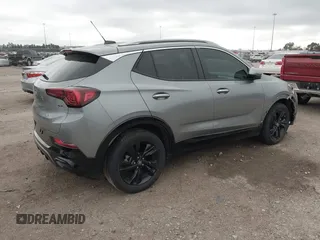 2024 Buick Encore GX Sport Touring z VIN KL4AMDSL5RB016374, wystawiony jako IAAI lot #41149918 z przebiegiem 15 512 mil mil oraz . Historia ofert i sprzedaży dostępna na DreamBid. Obrazek 4.