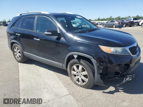 2013 Kia Sorento LX z VIN 5XYKT3A6XDG413614, wystawiony jako Copart lot #57175205 z przebiegiem 152 086 mil mil oraz Szkoda całkowita • Salvage title. Historia ofert i sprzedaży dostępna na DreamBid. Obrazek 4.
