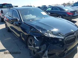 2021 BMW 3 Series 330i z VIN 3MW5R1J02M8B67582, wystawiony jako IAAI lot #41880589 z przebiegiem 31 915 mil mil oraz . Historia ofert i sprzedaży dostępna na DreamBid. Obrazek 1.